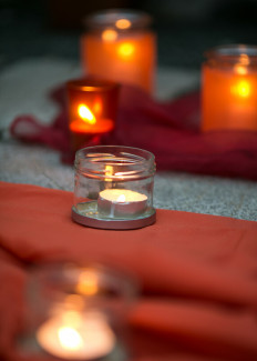 Windlichter auf Tuch