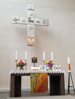 Taufkerzen am Altar